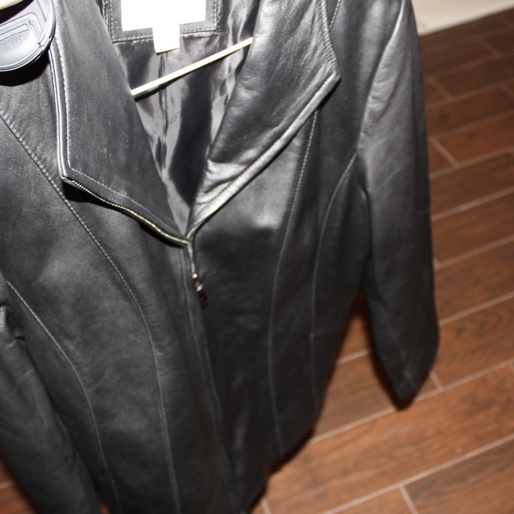 leather jacket - Picture 2 of 3